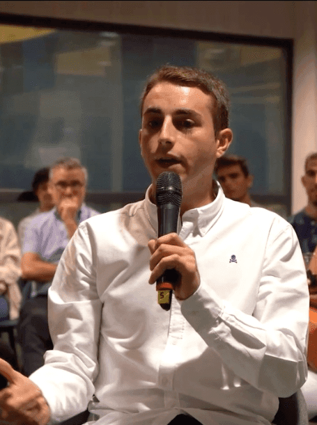 Jorge Luján dando una ponencia